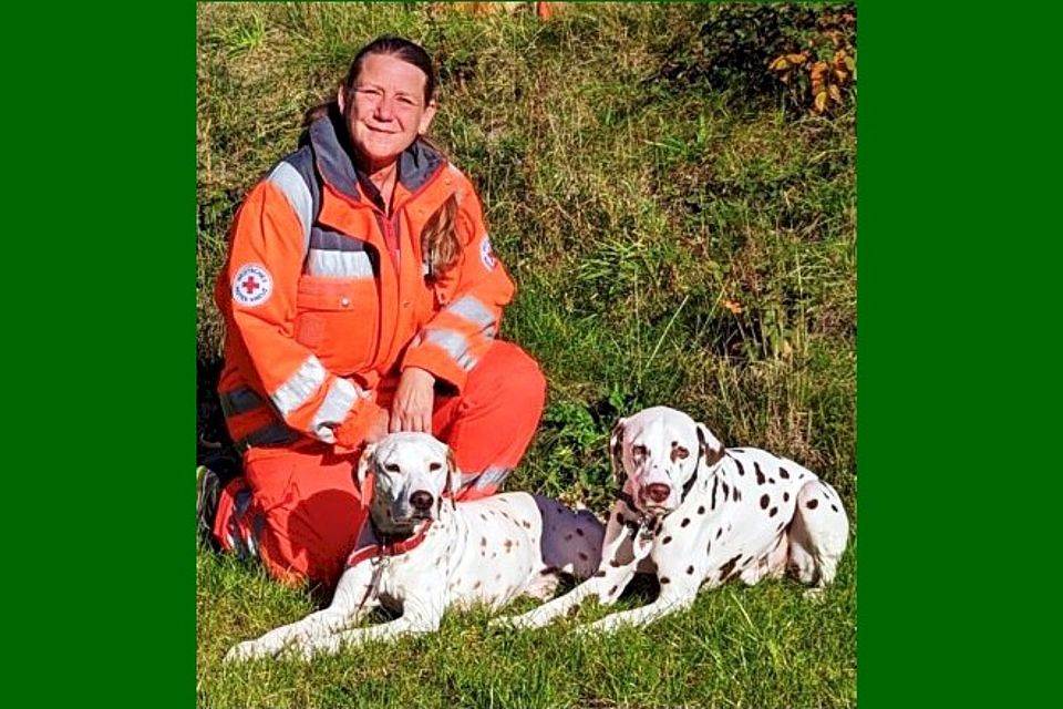 Dr. Nicole Giesing Wegener mit Alva, geprüft Fläche und Trümmer und Charlie, geprüft Fläche